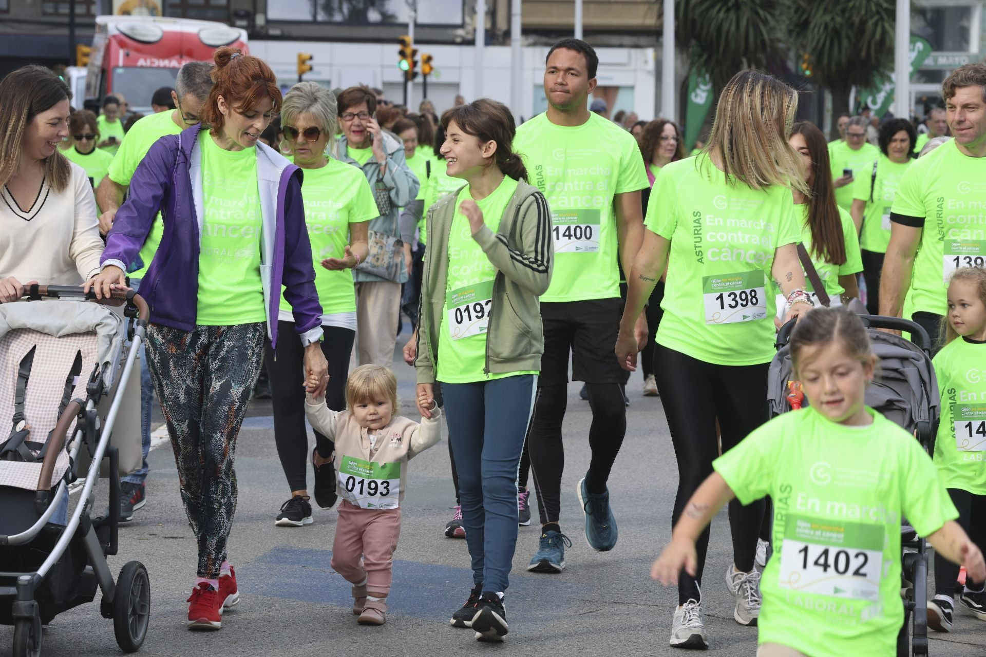 Un marea verde de 2.000 corazones solidarios marcha en Gijón contra el cáncer