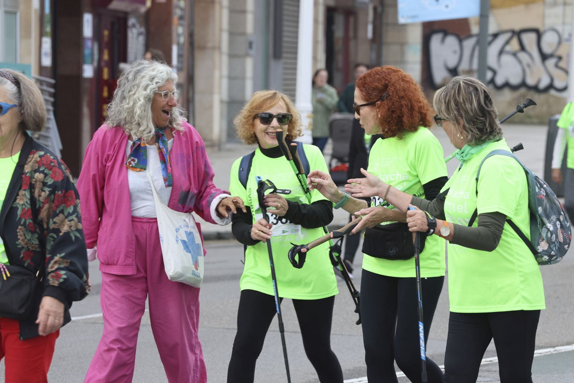 Un marea verde de 2.000 corazones solidarios marcha en Gijón contra el cáncer