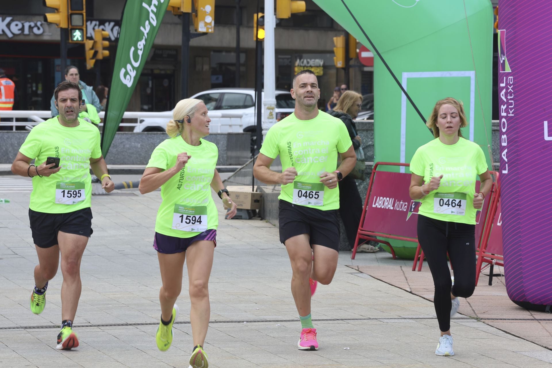 Un marea verde de 2.000 corazones solidarios marcha en Gijón contra el cáncer
