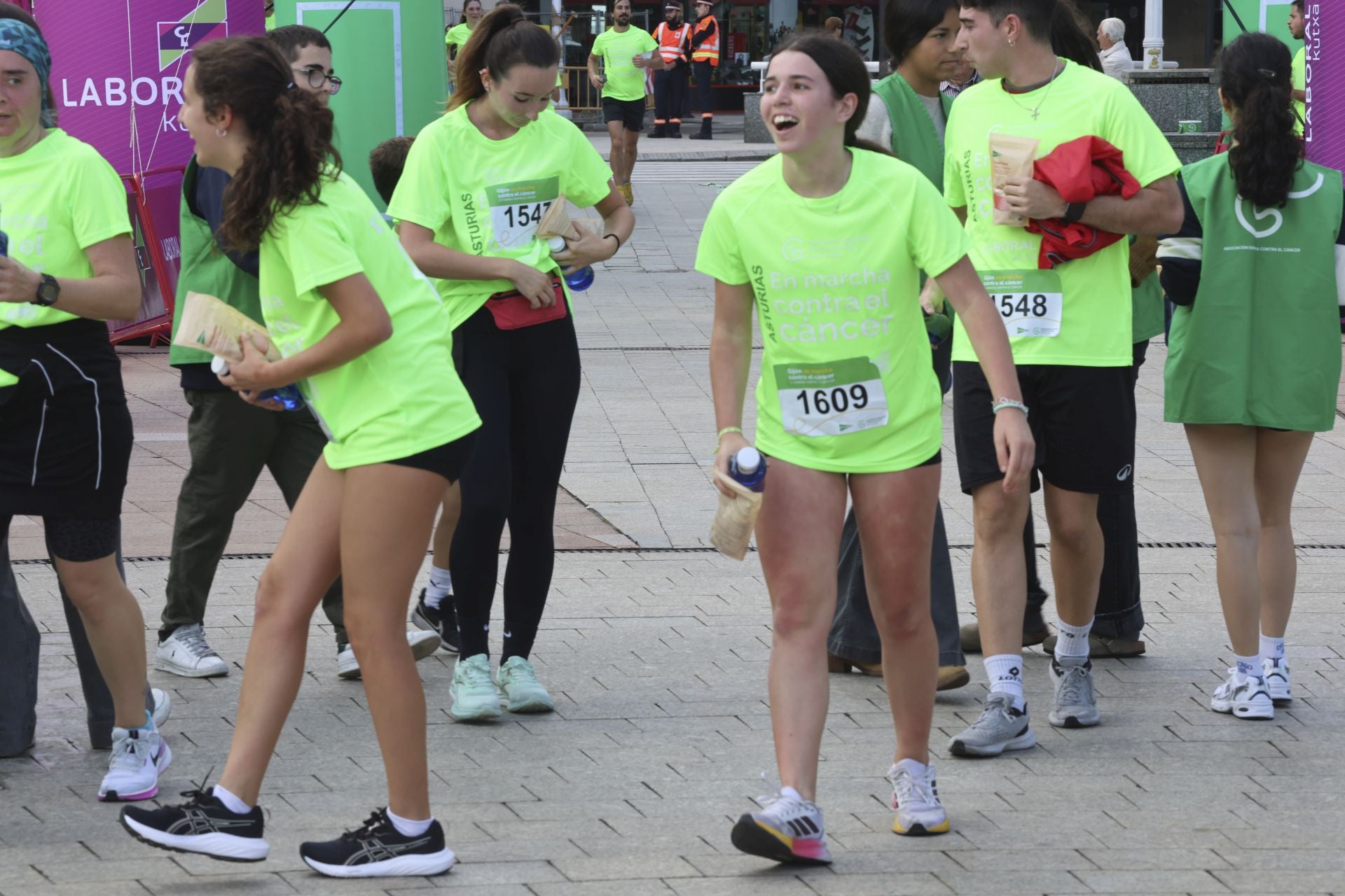 Un marea verde de 2.000 corazones solidarios marcha en Gijón contra el cáncer