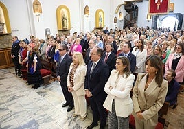 El alcalde, Alfredo Canteli, con gafas de sol, junto a su mujer, Mario Arias, Sonsoles Peralta y Leticia González.