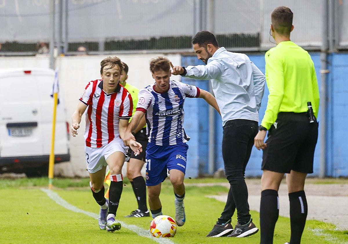Dani Vidal da instrucciones a Pablo Álvarez en la primera mitad.