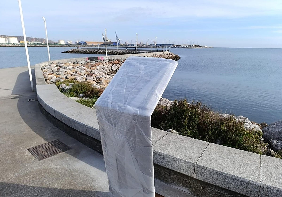 Imagen del monolito que se descubrirá este lunes en honor a Fernando Cadavieco y que también dará nombre a este paseo en la zona del Arbeyal.