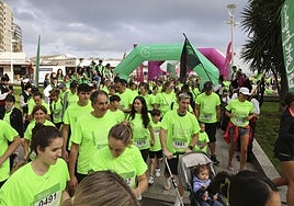 Imagen del momento de la salida con las miles de personas que portaban la camiseta verde solidaria y los gaiteros haciendo sonar las gaitas.