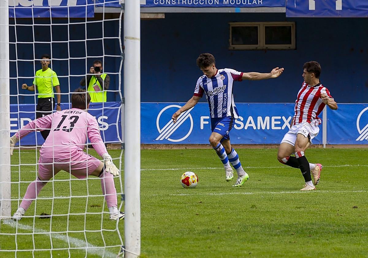 Jugada en el Real Oviedo-Bilbao Athletic..