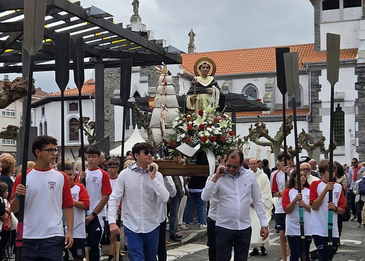 San Telmo, a hombros, flanqueado por los Remeros del Nalón.