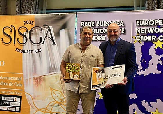 El representante del llagar Kurtango junto al edil de Servicios Sociales, Guzmán Pendás.