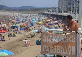 La playa de Salinas, llena el pasado agosto.