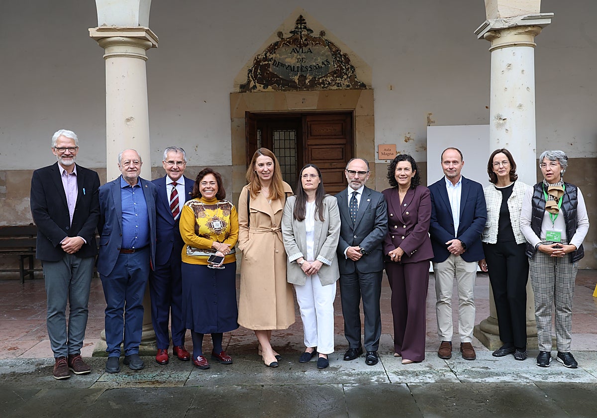 Los investigadores Lennart Koch y Carlos Suárez Nieto; el director general de la Fundación Cajastur, Carlos Siñeriz; la investigadora Adonina Tardón; la directora general de Universidad del Gobierno de Asturias, Cristina González Morán, la directora del IUOPA, Ana Gutiérrez; el rector de la Universidad de Oviedo, Ignacio Villaverde; la vicerrectora de Investigación, Irene Díaz; el coordinador científico del IUOPA, Mario Fernández Fraga; la secretaria del IUOPA, María Victoria González Meana, y la presidenta de la Asociación Española Contra el Cáncer en Asturias, Yolanda Calero Torre.