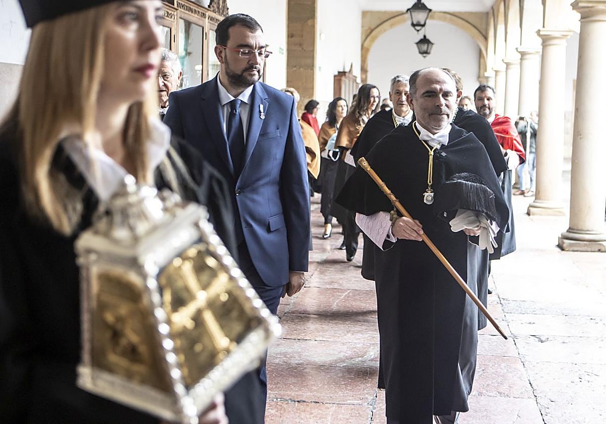 Adrián Barbón e Ignacio Villaverde, en la toma de posesión del rector.