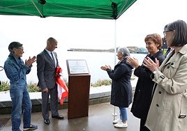 Victoria Toribios, Gonzalo Méndez, Berta Laviada, Carmen Moriyón y Nieves Roqueñí, en el acto de inaguración de la placa y del paseo.
