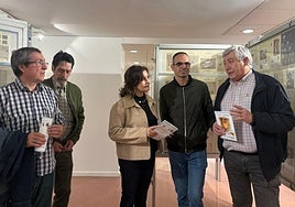 La concejala Yolanda Alonso inauguró la exposición a exposición ExfiAvilés, organizada por el Grupo Filatélico Avilesino.