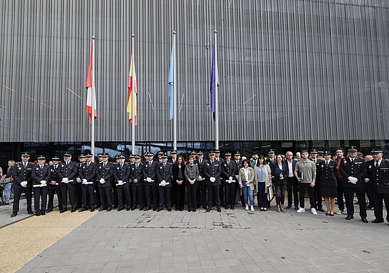 Los policías y ciudadanos que recibieron un reconocimiento durante los actos de celebración de San Miguel, patrón de la Policía Local.