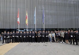 Los policías y ciudadanos que recibieron un reconocimiento durante los actos de celebración de San Miguel, patrón de la Policía Local.