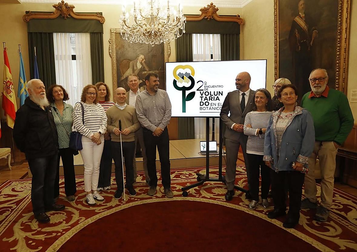 Tomás Fernández Velilla, jefe de Servicio de Educación y de Protección del Medio Natural, y Jesús Martínez Salvador, presidente del Botánico, junto a representantes de las distintas asociaciones participantes en el II Encuentro de Voluntariado.