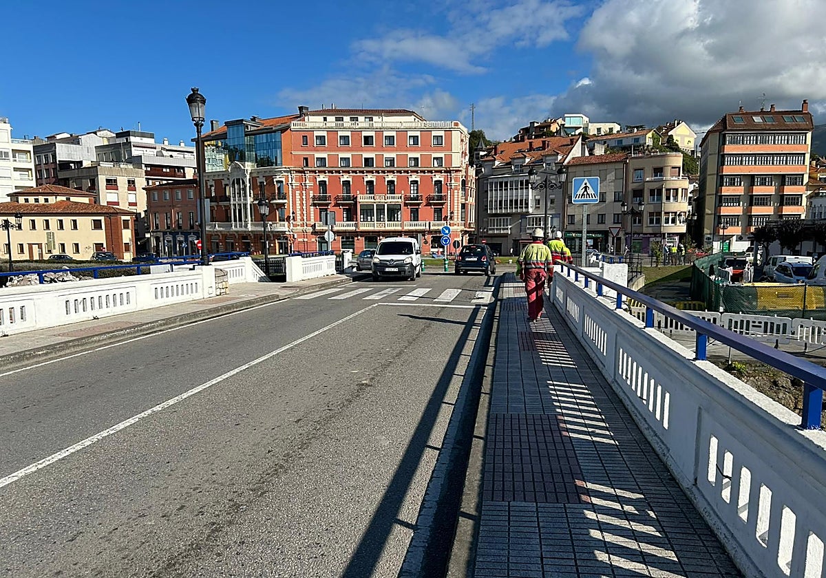 Varios operarios preparan el puente para la prueba de carga que tendrá lugar el miércoles a partir de las cuatro de la tarde.