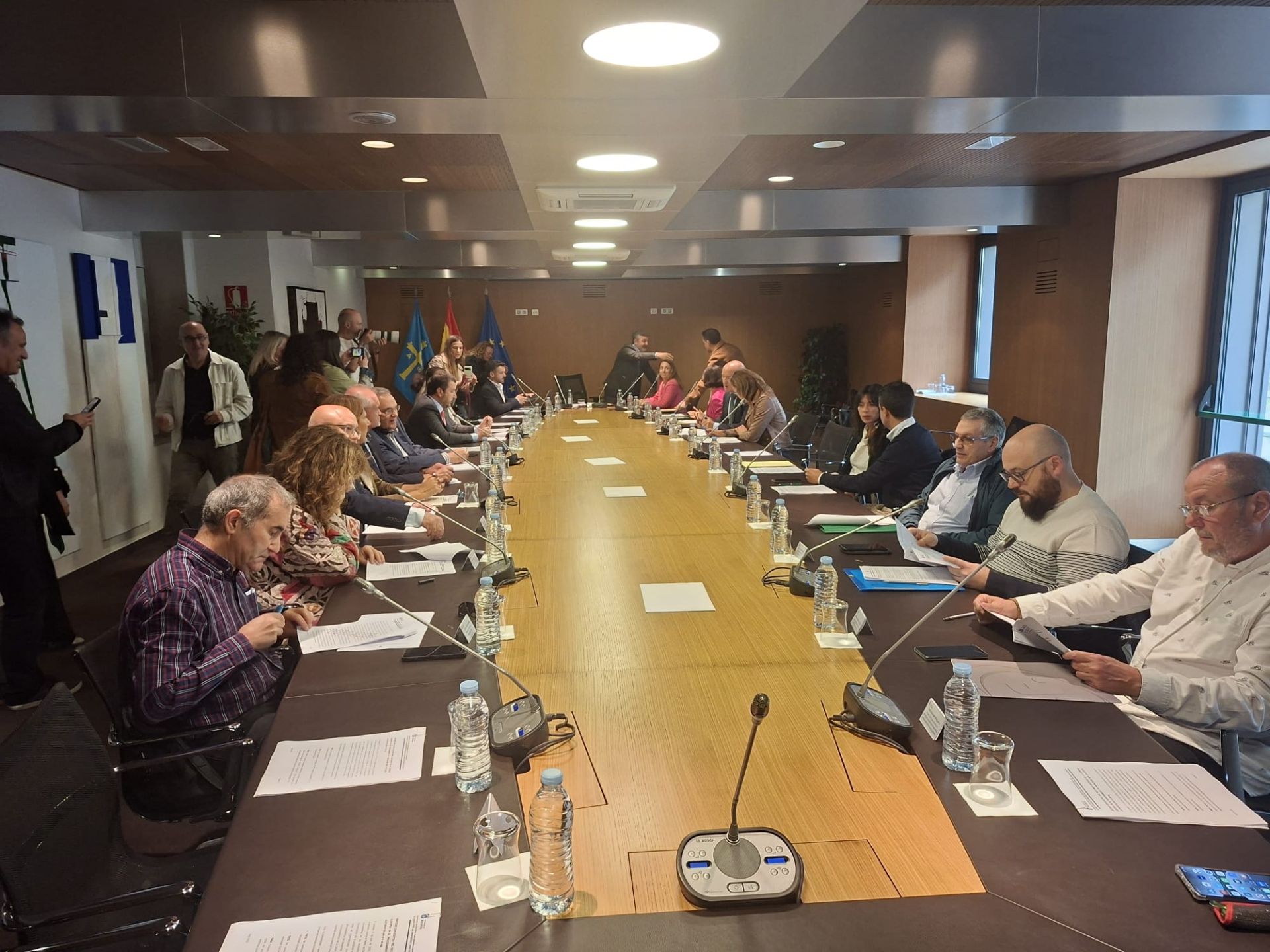 Reunión de la Alianza por las Infraestructuras que tuvo lugar esta mañana en Oviedo.