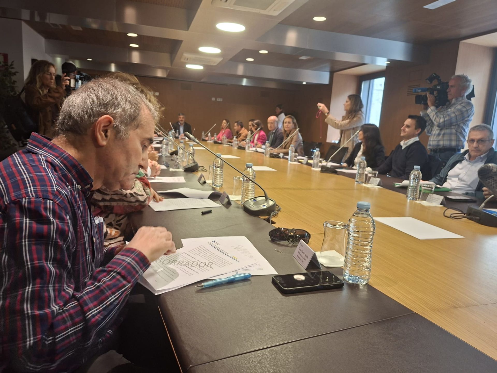 Los participantes en la Alianza por las Infraestructuras antes del inicio de la reunión.
