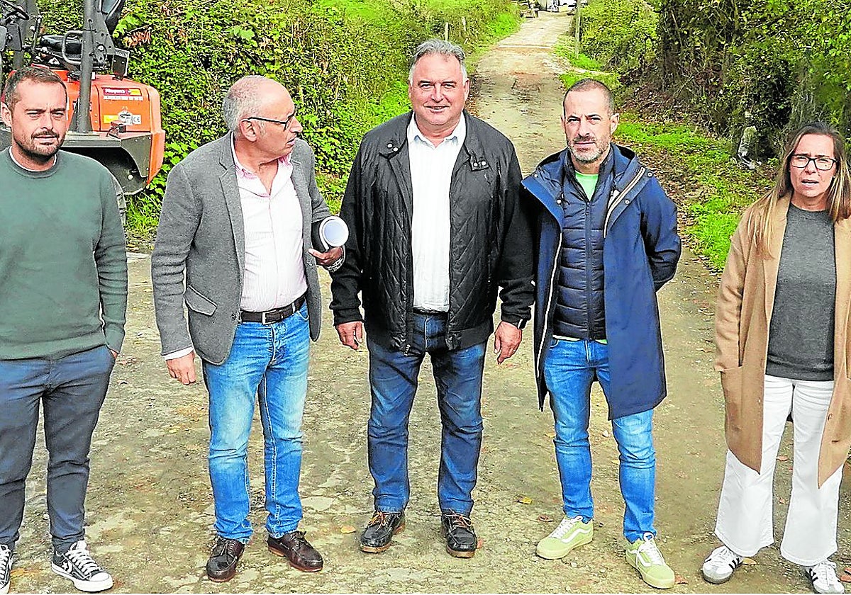 Rubén Montes, de la empresa adjudicataria; Juan Carlos Álvarez, ingeniero municipal; el concejal Alejandro Villa, el alcalde Ángel García y la ingeniera municipal, Leire Gabilondo, en la zona de Cotiello donde se iniciaron los trabajos de saneamiento.