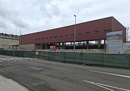 El edificio que alberga la piscina municipal de Villaviciosa está vallado en su perímetro y cerrado por obras.