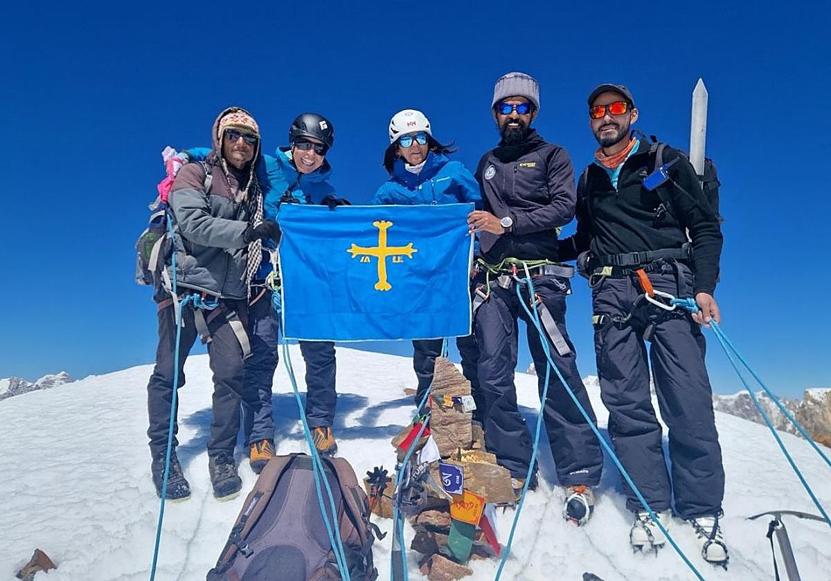 Azucena Collar y Rosa Fernández, junto a Nyrach, Gaurav y Harich, con la bandera de Asturias en la cima.