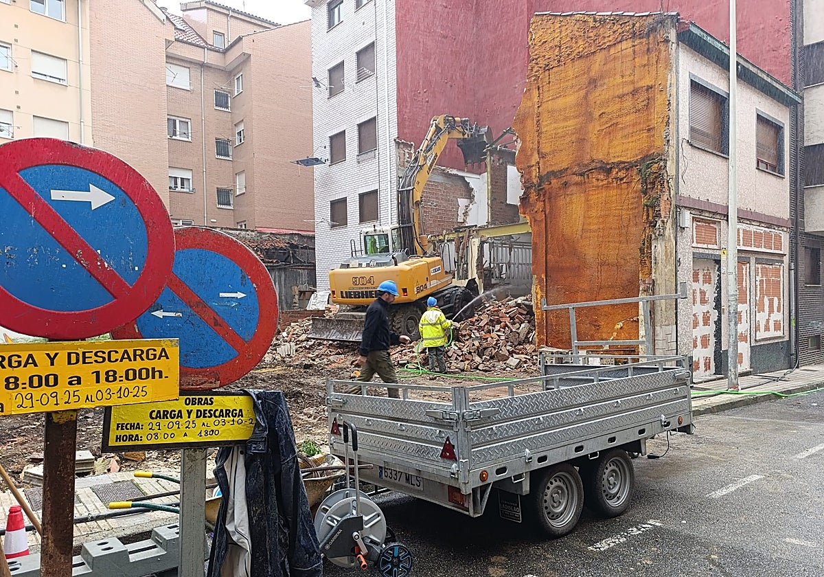 Trabajos de derribo en la calle Daoiz y Velarde para desarrollar una nueva promoción residencial.