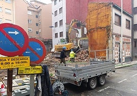Trabajos de derribo en la calle Daoiz y Velarde para desarrollar una nueva promoción residencial.