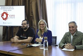 José Luis García, presidente de la Banda de Gaitas Villa de Xixón, Lara Martínez, viceconsejera de Turismo, y Luis Alberto Martínez, responsable de Casa Fermín, durante la presentación.