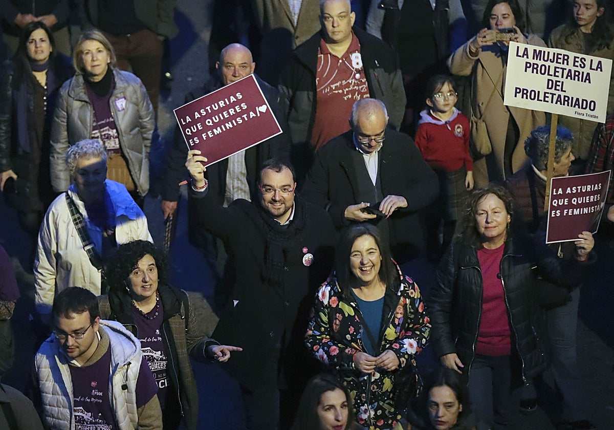 El presidente Adrián Barbón, en 2023, en una manifestación del 8M.