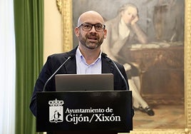 Jesús Martínez Salvador, portavoz de la junta de gobierno del Ayuntamiento de Gijón, durante la rueda de prensa, en el salón de recepciones municipal.