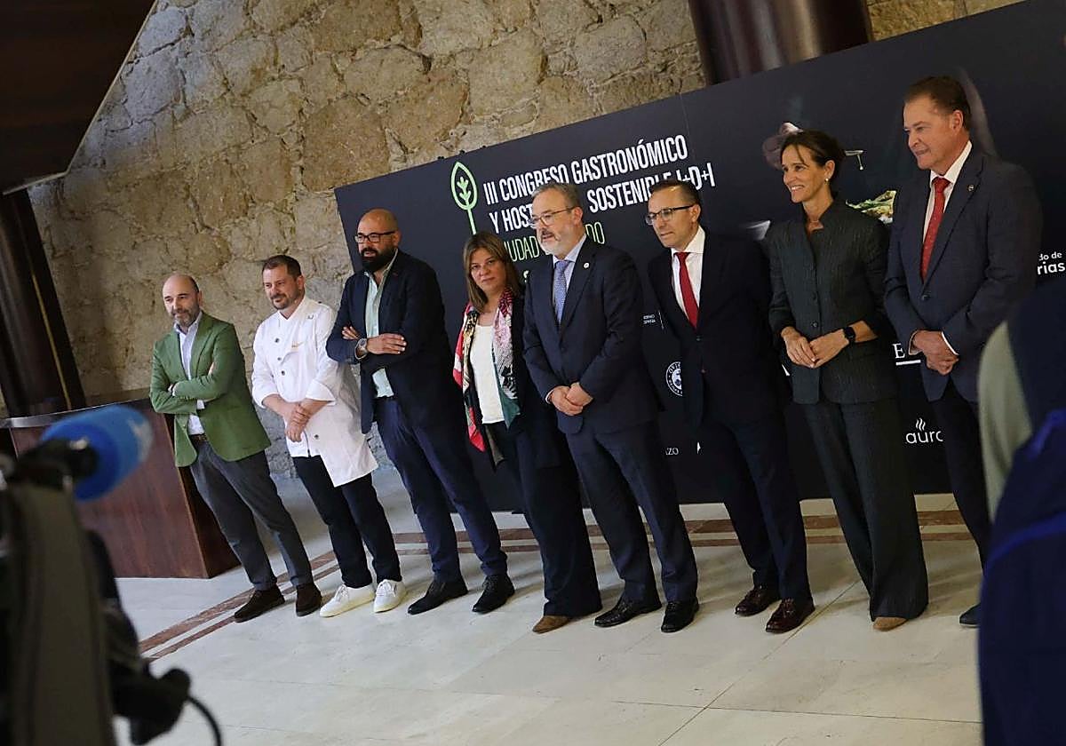 Diego Oliveira, de EL COMERCIO; el chef Josep Moreno; Miguel Llano, de Idearedonda; la vicepresidenta del Principado, Gimena Llamedo; Alfredo García Quintana, concejal de Hostelería y Turismo del Ayuntamiento de Oviedo; Fernando Corral, vicepresidente de Otea; María Troncoso, de Coca-Cola Europacific Partners Iberia, y Félix Baragaño, de la Cámara de Comercio de Gijón.
