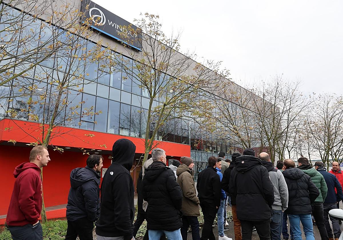 Trabajadores de Windar concentrados el pasado mes de diciembre ante la sede de la empresa en el PEPA.