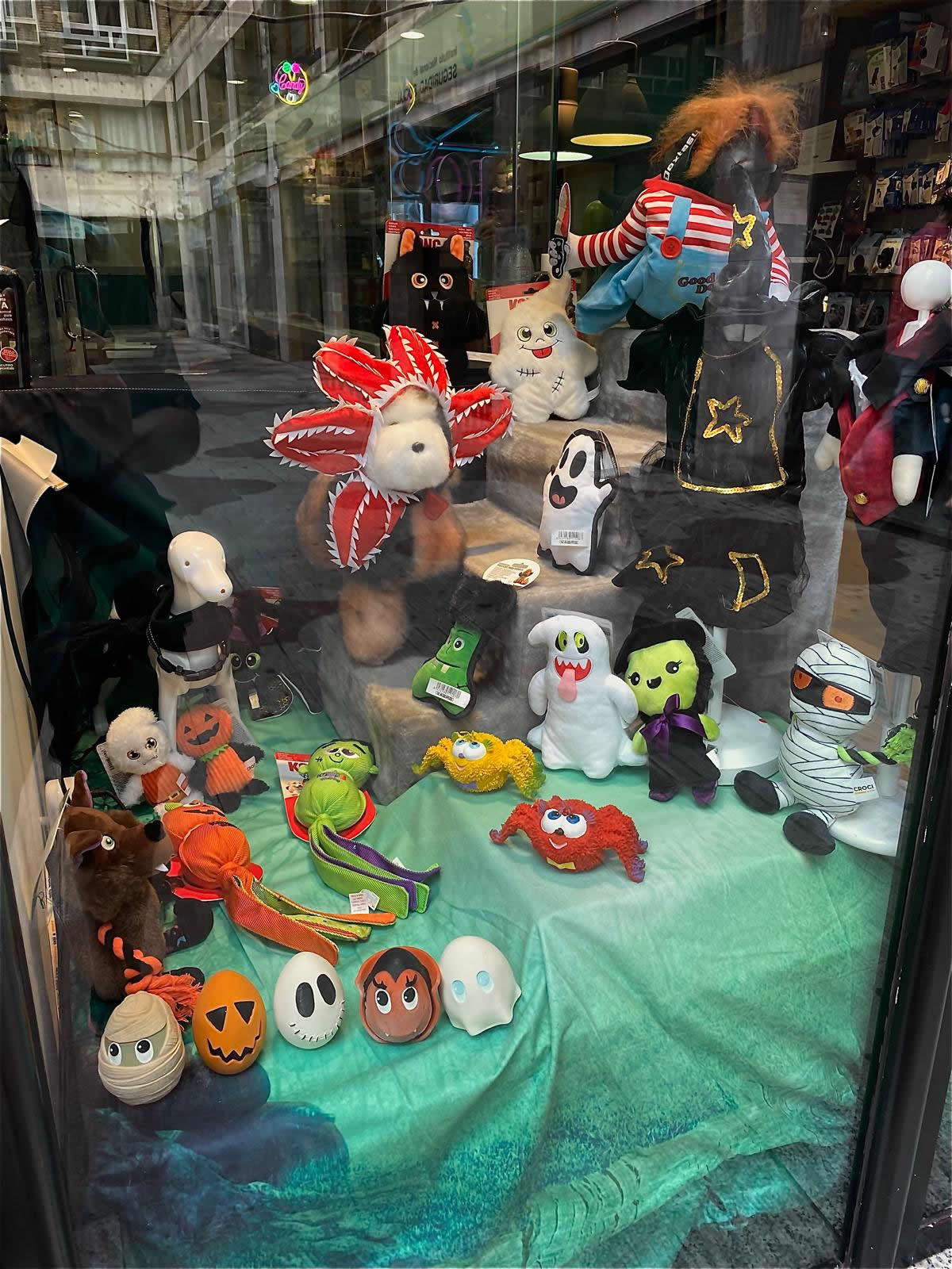 Llega Halloween y se ofertan productos y disfraces para los animales