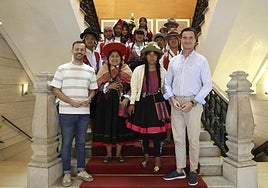 Los estudiantes peruanos, en su visita al ayuntamiento, junto con el edil de Relaciones Institucionales, Jorge González-Palacios, y el director de Juventud y Proyectos Educativos del consistorio, Carlos Llaca.