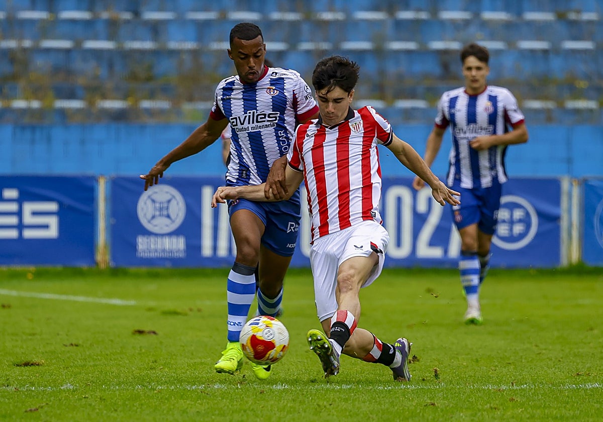 Quicala fue uno de los baluartes del Real Avilés en el partido ante el Bilbao Athletic.