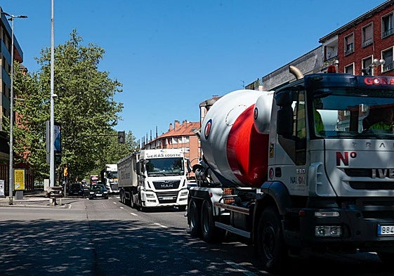 Tráfico de caminos en dirección a El Musel, en la avenida del Príncipe de Asturias, en Gijón.