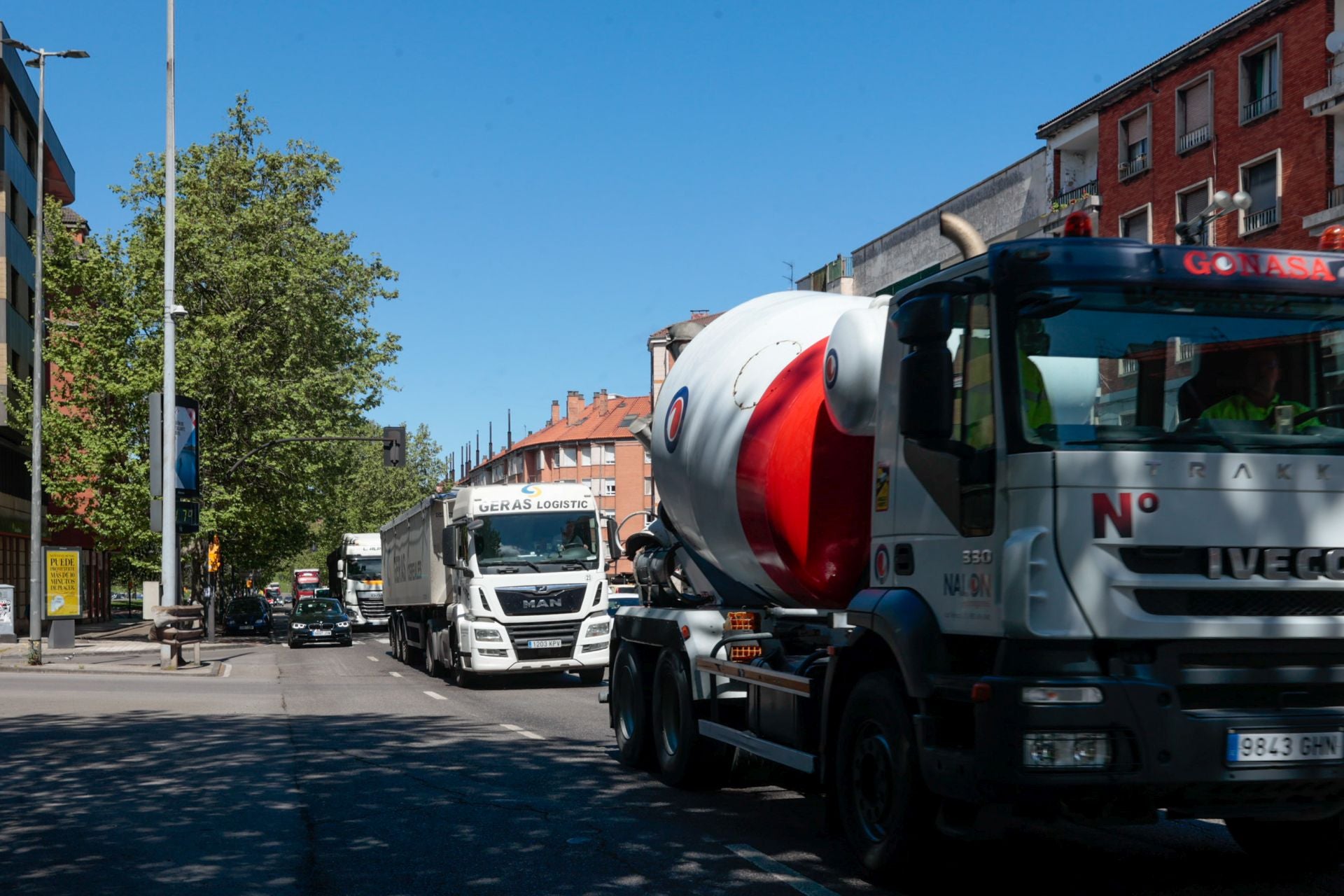 Tráfico de caminos en dirección a El Musel, en la avenida del Príncipe de Asturias, en Gijón.