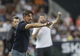 Veljko Paunovic da indicaciones a sus jugadores durante el Valencia - Real Oviedo.