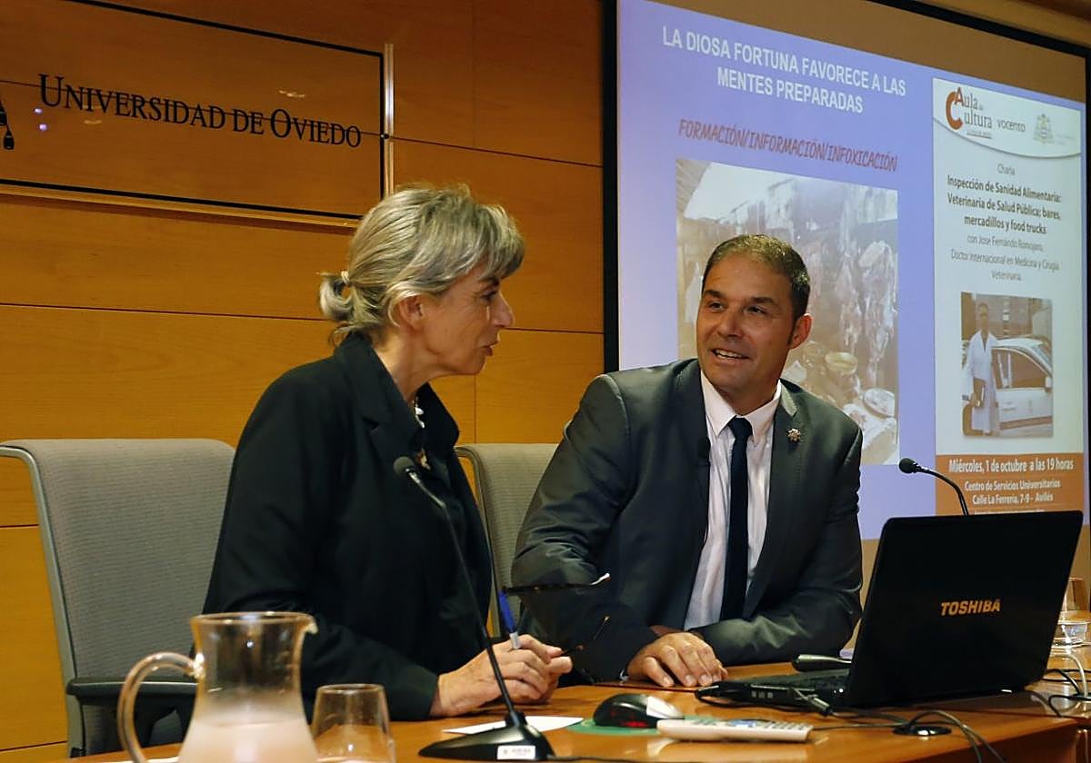Mercedes de Soignie y José Fernando Romojano al inicio de la charla.