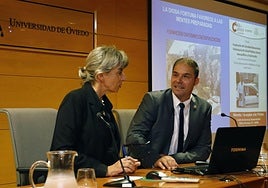 Mercedes de Soignie y José Fernando Romojano al inicio de la charla.