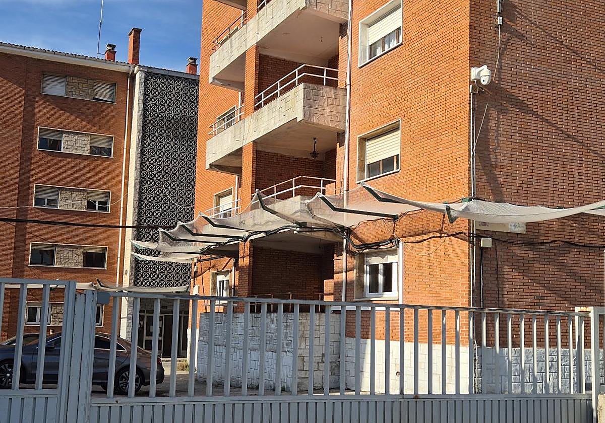 La fachada de uno de los bloques con protector para que los desprendimientos no caigan a la acera.