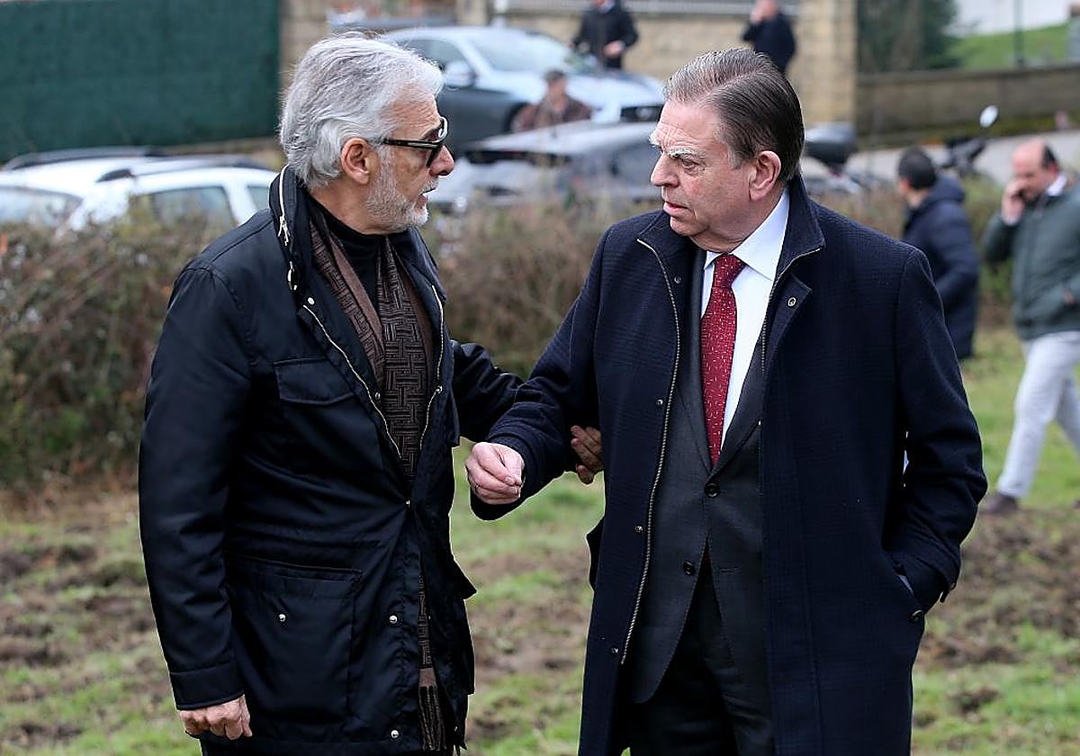 Jesús Martínez conversa con Canteli cuando pusieron la primera piedra del proyecto frustrado en Latores.