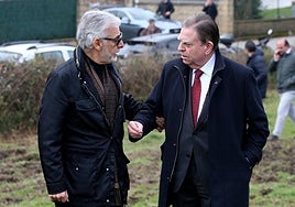 Jesús Martínez conversa con Canteli cuando pusieron la primera piedra del proyecto frustrado en Latores.