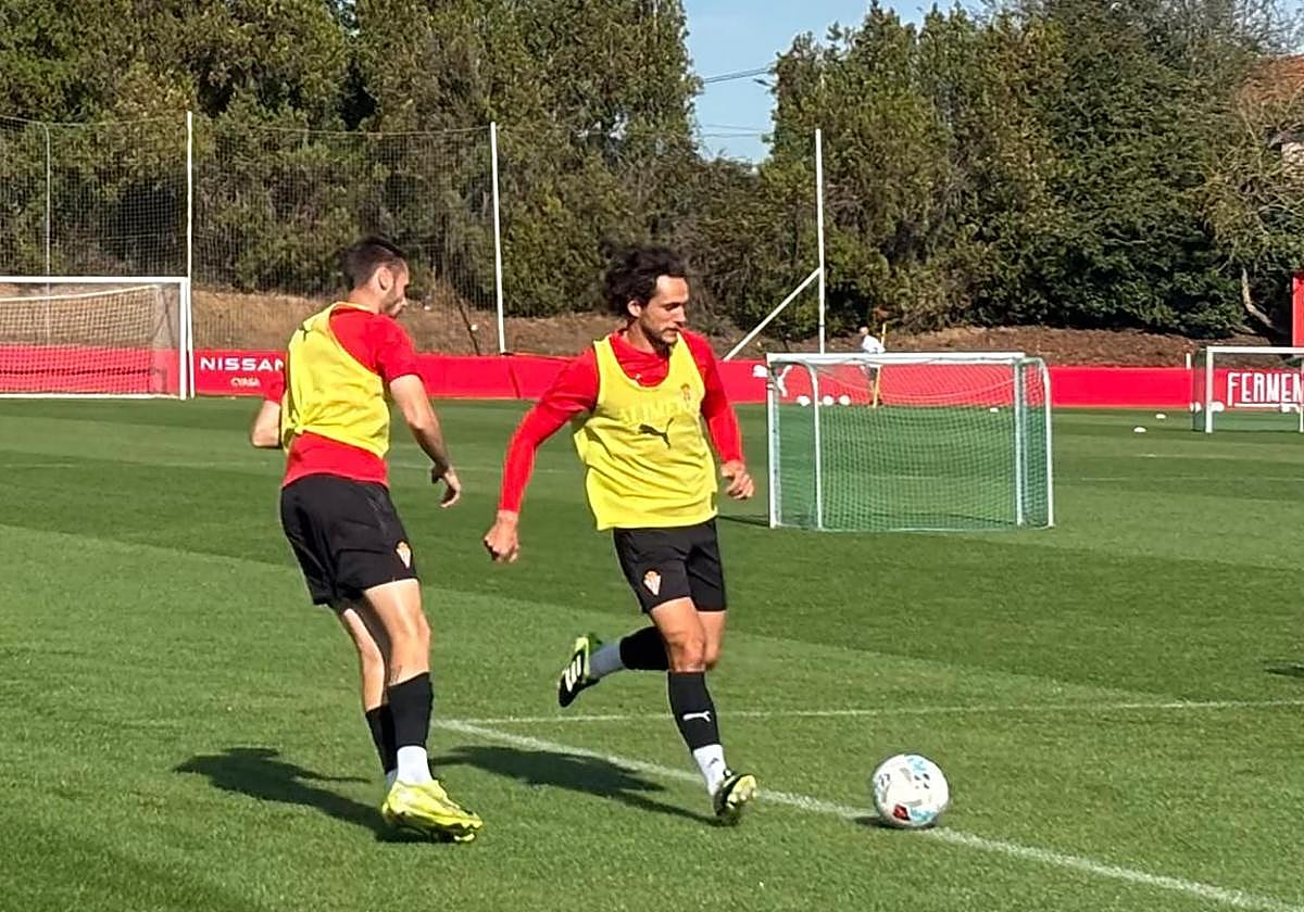 Álex Corredera supera a Jonathan Dubasin en el entrenamiento de esta mañana.
