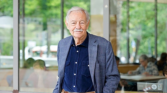 Eduardo Mendoza se reunirá con el público en Avilés y con los clubes de lectura en Oviedo