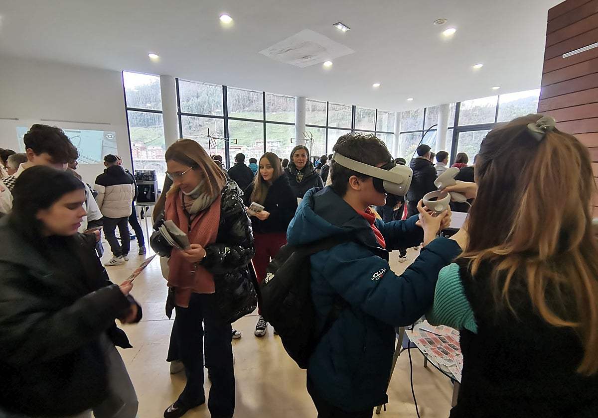 Escolares en la feria mierense que da a conocer todas las opciones de la Formación Profesional.