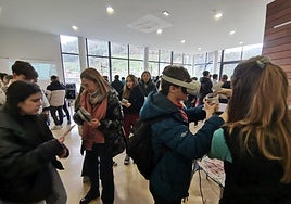 Escolares en la feria mierense que da a conocer todas las opciones de la Formación Profesional.