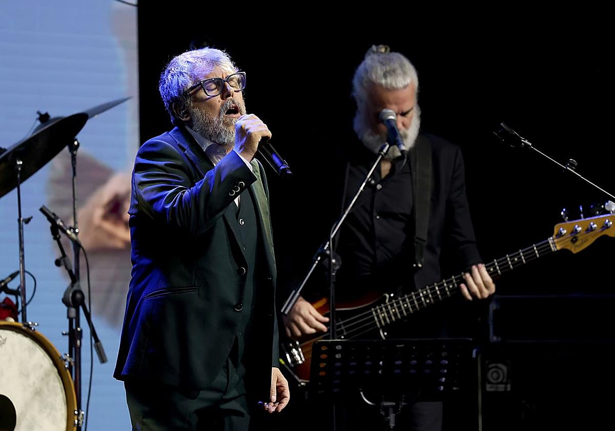 Iván Ferreiro durante un concierto en homenaje a Serrat dentro de los Premios Princesa de Asturias 2024.