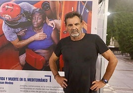 Óscar Camps en el paseo de Begoña, frente a la fotografía de un rescate en el Open Arms.