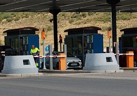 Coches abonando el peaje del Huerna.
